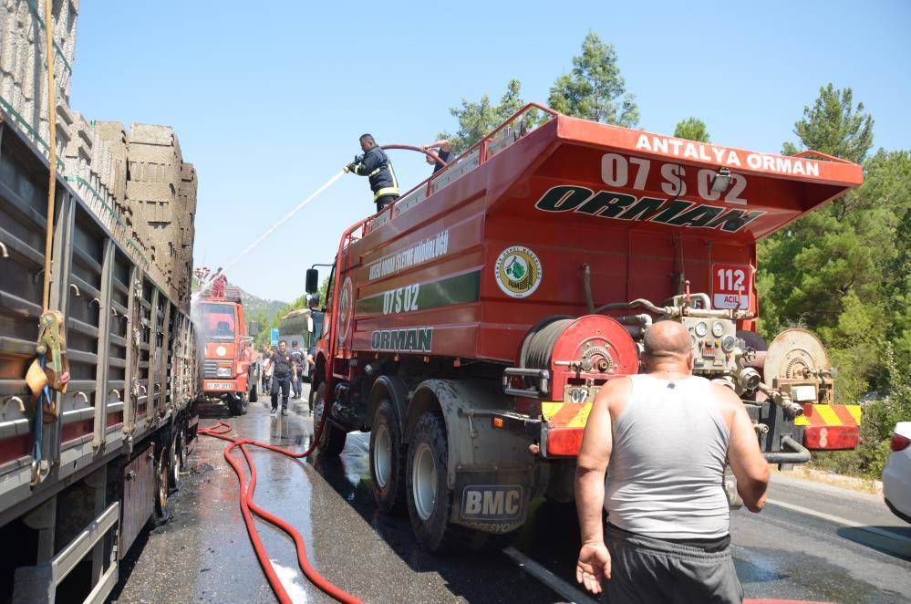 Konya’dan yola çıktı, patlayan lastik TIR'ı yaktı 4